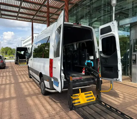 Professionele rolstoeltaxi chauffeur helpt klant in Heerhugowaard